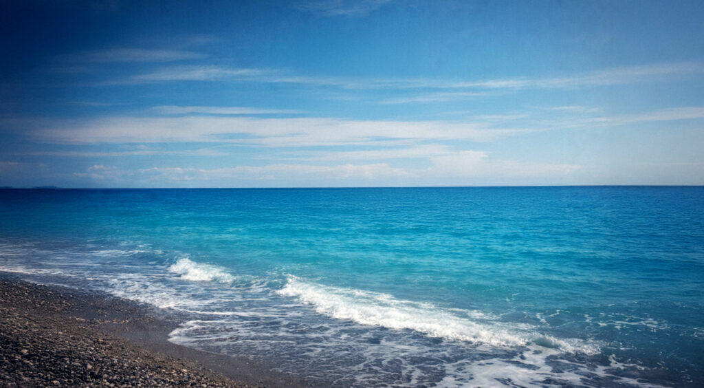 calm ocean waves ambience on a peaceful beach in 4K resolution